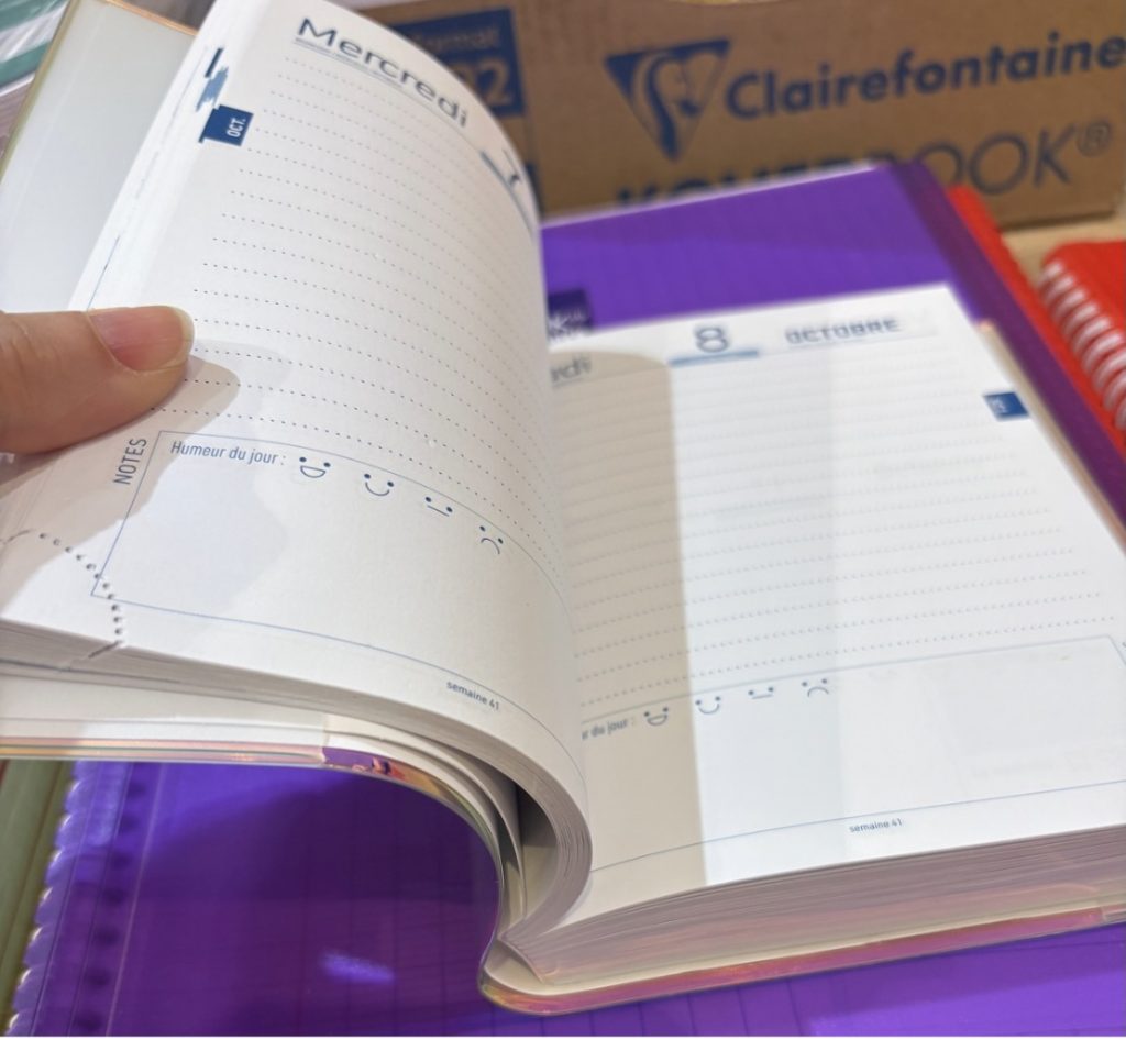 un agenda avec une reliure qui ne s'ouvre pas bien.
